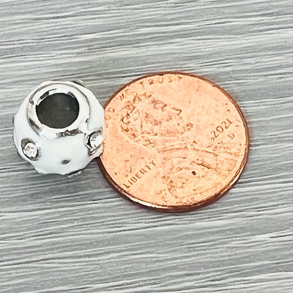 Silver plated & white enamel paved clear crystal charm - Picture 5 of 5